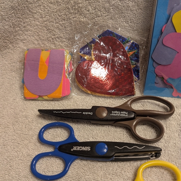 Lot of 12 Craft Scissors/ Scrapbook page Kit/decoration shapes, Never Used - Picture 5 of 8